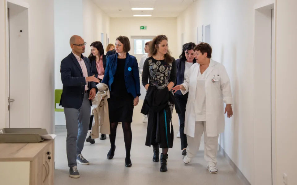 Delegace organizace UNICEF navštívila Fakultní nemocnici Olomouc, díky spolupráci se rozšíří kapacity ordinací pro děti a dorost