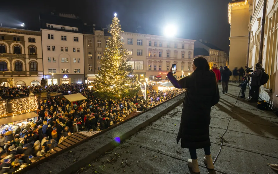 Rozsvícení stromu v Olomouci přilákalo davy. Jedle dostala jméno Perníček