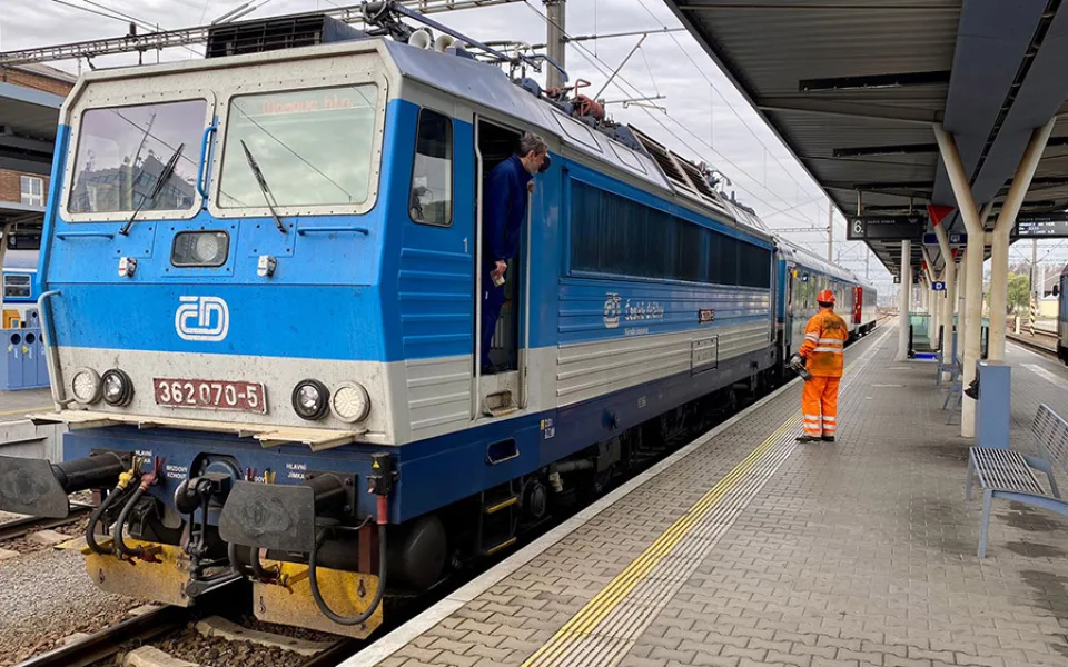 Z olomouckého hlavního nádraží už jezdí vlaky s elektrickými lokomotivami po zmodernizovaném úseku do Uničova