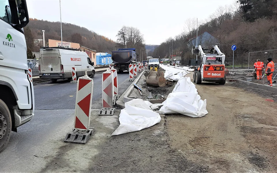 Ze Šternberka už bez semaforů. Končí několikaměsíční stavba mostu v Jívavské