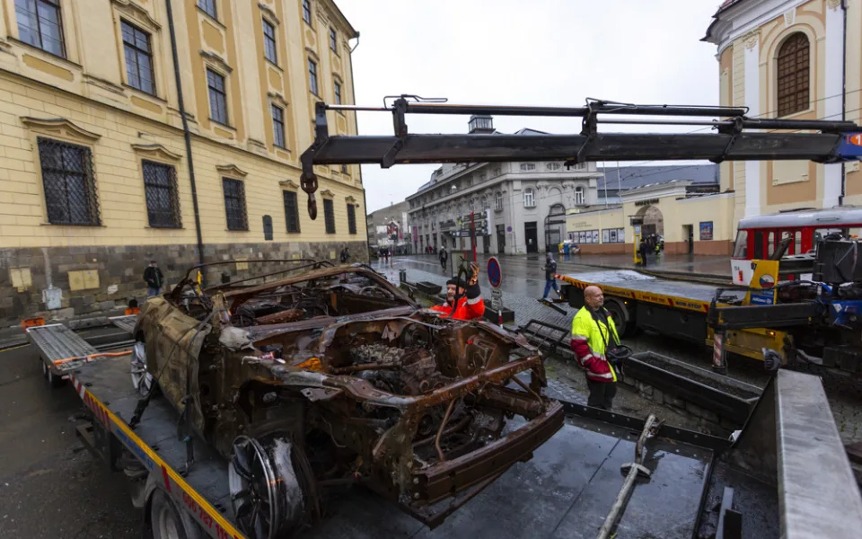 Plechoví svědci bombardování. Na olomouckém náměstí stojí shořelé autovraky z Ukrajiny