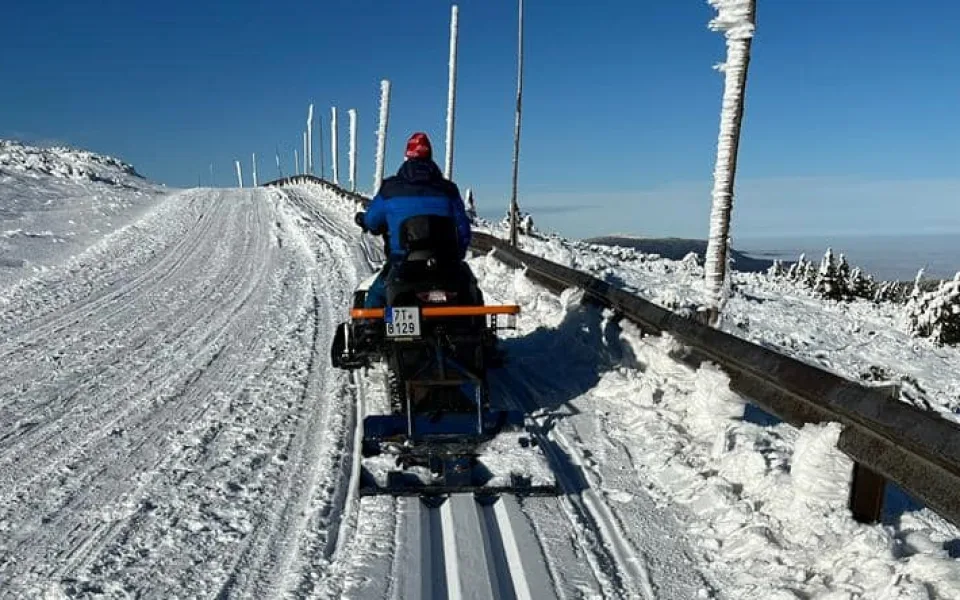 Do Jeseníků vyrazili první běžkaři, na vrcholcích hor leží do 20 centimetrů sněhu