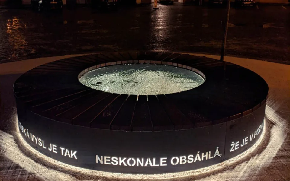 Ozdoba přerovského náměstí je hotová. Stovky let stará studna získala moderní zakrytí