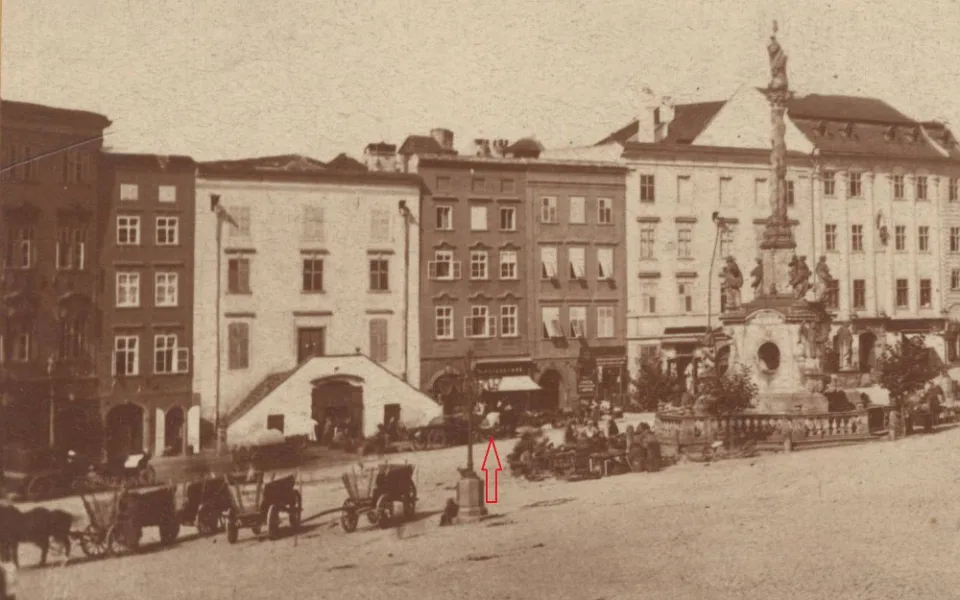 Dolní náměstí čp. 41, kde byl zabit strážmistr Gold (foto z r. 1876).