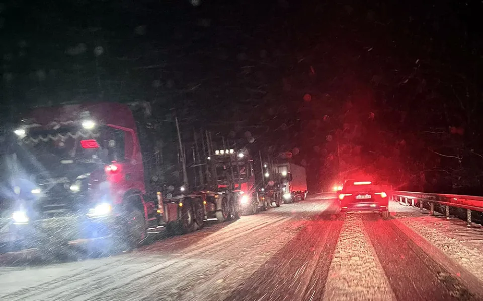 Sníh komplikuje dopravu v kraji. Auta se trápí na Mohelničáku