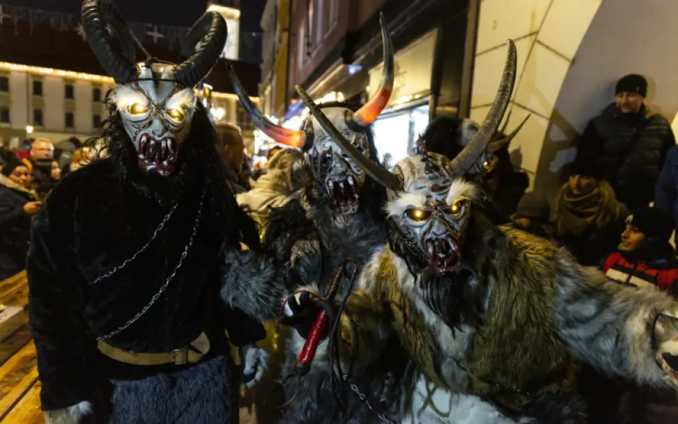 Krampus show láká davy. Děsivý čertovský rej obsadí centrum Olomouce