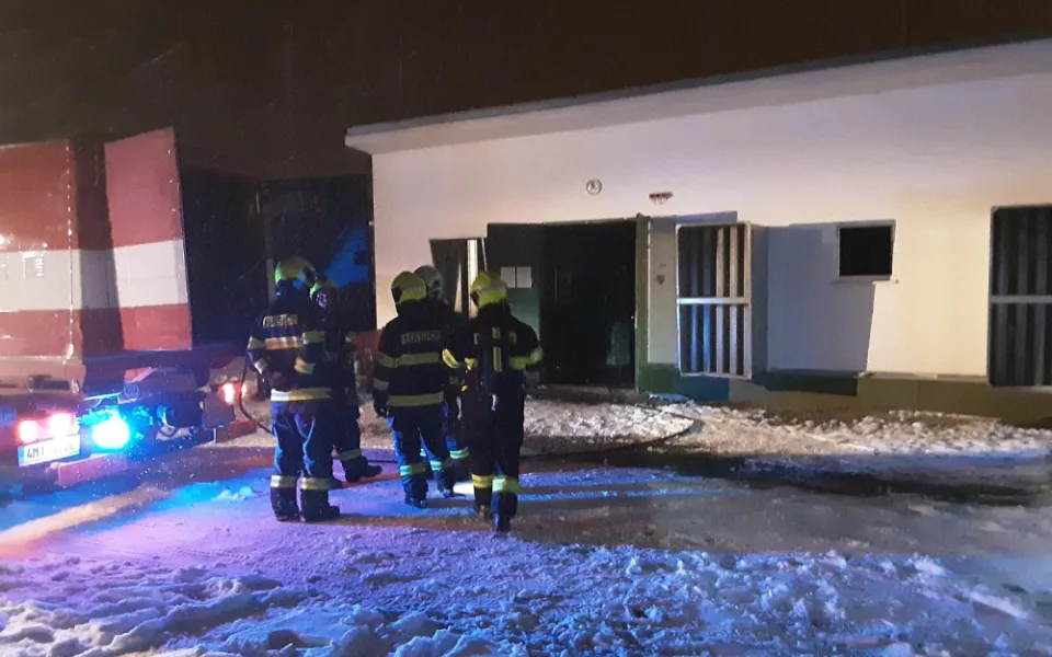 Čtyři jednotky hasičů likvidovaly požár trafostanice v Rokytnici. Škoda je pět milionů