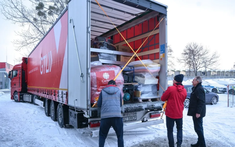 Světlo a teplo pro Ukrajinu: Z Olomouce vyjel kamion se stovkami elektrocentrál a další pomocí