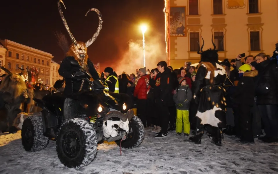 Na rej Krampusů do Olomouce zamířily tisíce lidí. Čerty hlídala profesionální ochranka