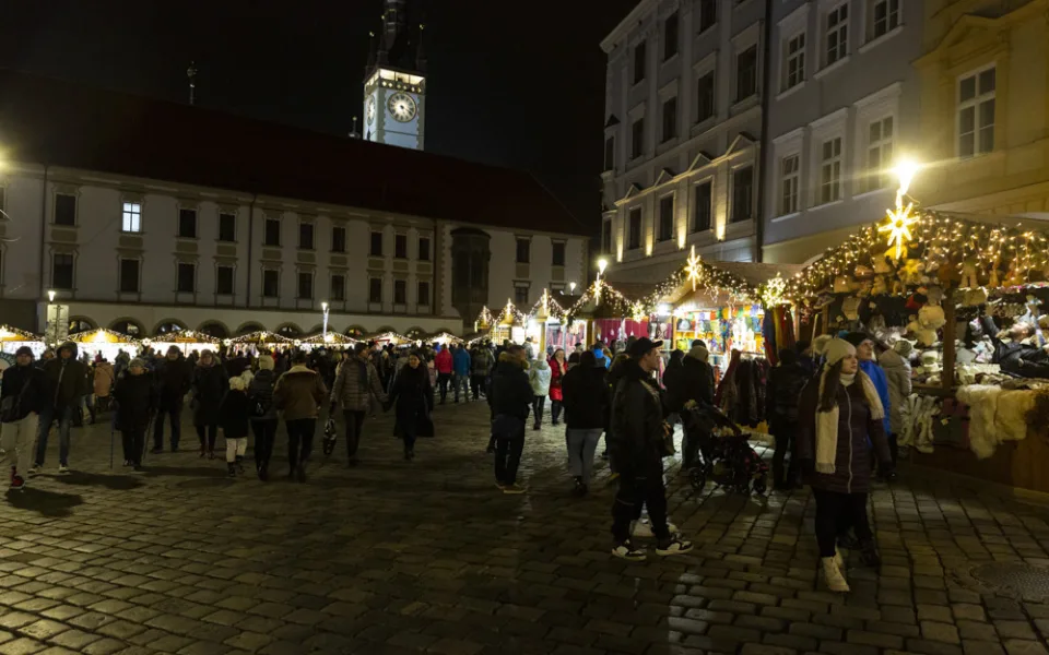 ANKETA: Jak se vám líbí? Oznámkujte letošní vánoční trhy v centru Olomouce