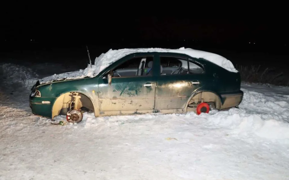 Muž kvůli poruše zaparkoval auto na poli poblíž Vrbátek. Po třech dnech z něho byl vrak