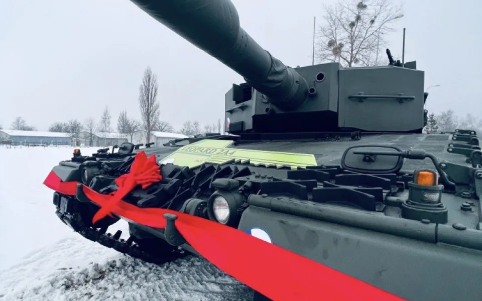 Armáda dnes v Přáslavicích převzala první tank, který dostala z Německa za pomoc Ukrajině