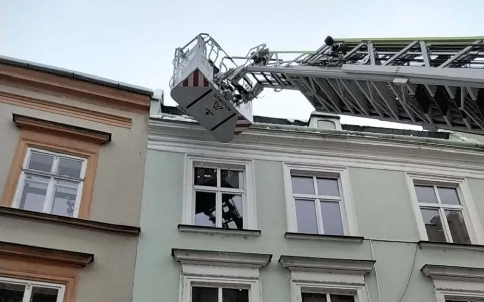 Ze střech v Olomouci, Přerově a Litovli hasiči odstraňovali rampouchy. Riziko poroste, přijde obleva