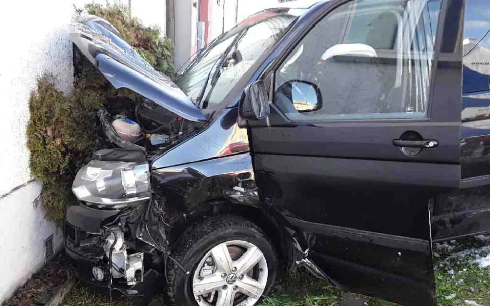 Na Štědrý den hasiči likvidovali požár kuchyně v Tučíně. V Drahotuších auto narazilo do domu