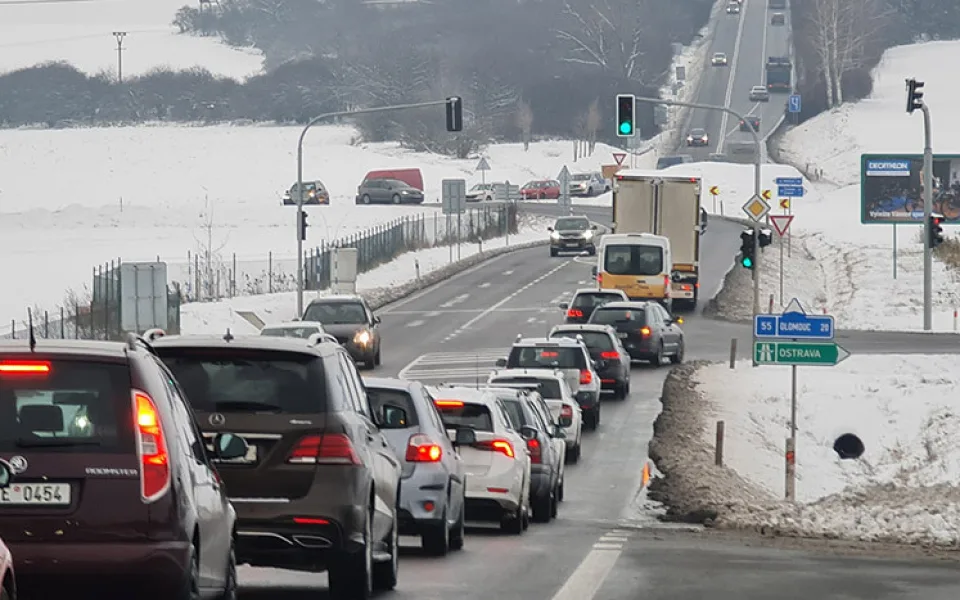 Výjezd z Přerova brzdí semafor u dálničního sjezdu. Úleva přijde po dokončení D1