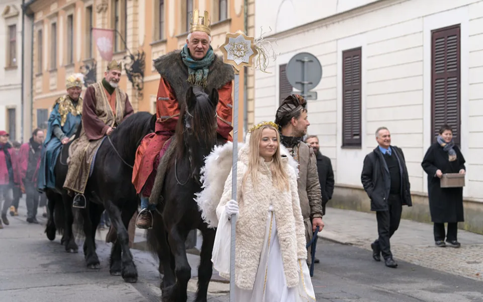 Tříkrálová sbírka začala. Na koních vyrazí s koledníky v Olomouci hejtman, primátor a biskup