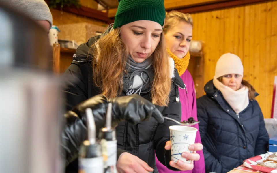 Stánek s punčem na vánočních trzích v Olomouci vydělal na charitu 1,6 milionu korun