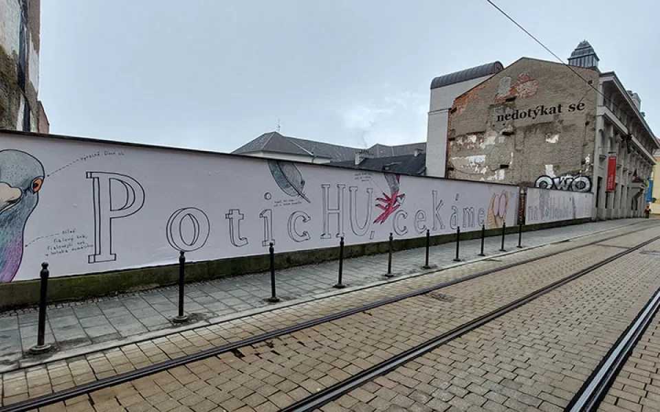 SEFO se odkládá kvůli holubovi, píše se na ohradě u muzea. Fikce má vyvolat otázky i upozornit na výstavu