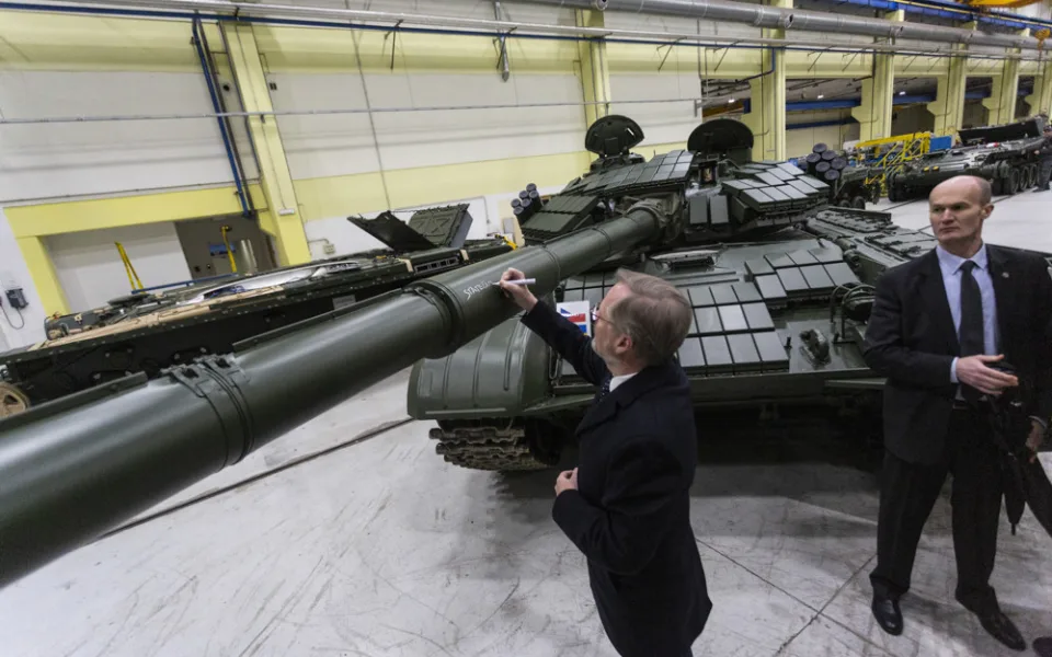 Premiér Petr Fiala napsal vzkaz na kanón zmodernizovaného tanku T72 ve šternberské firmě Excalibur Army