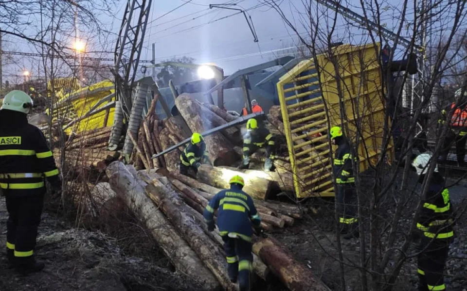 Nehoda nákladních vlaků zablokovala železniční koridor u Přerova