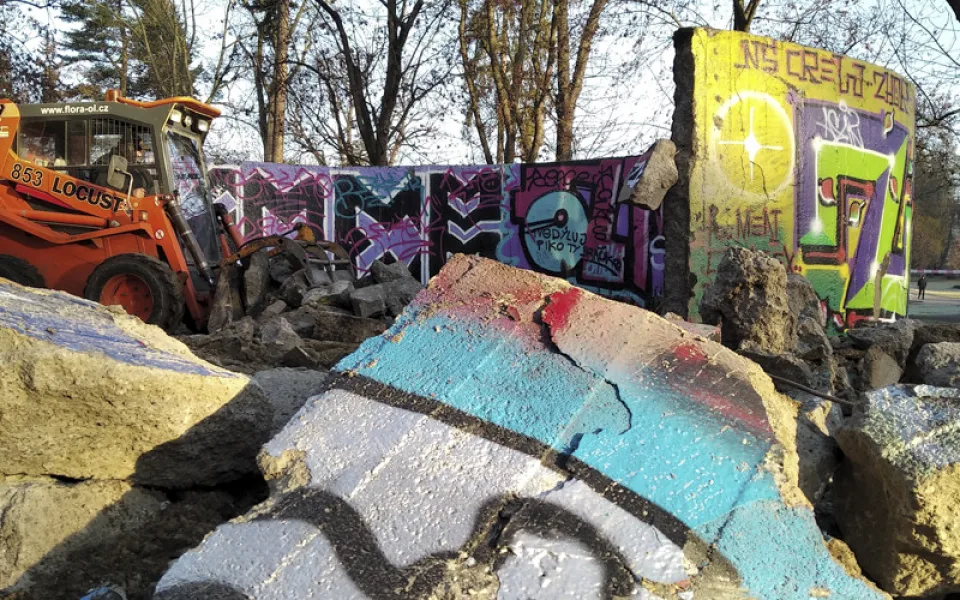 Do Šneka v olomouckém parku se pustily bagry. Roky přitahoval vandaly i narkomany