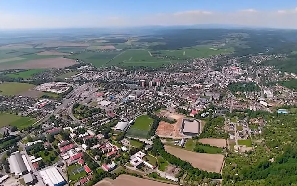Pohled na město Šternberk, k prodeji jsou pole napravo v dolní části snímku u atletického stadionu