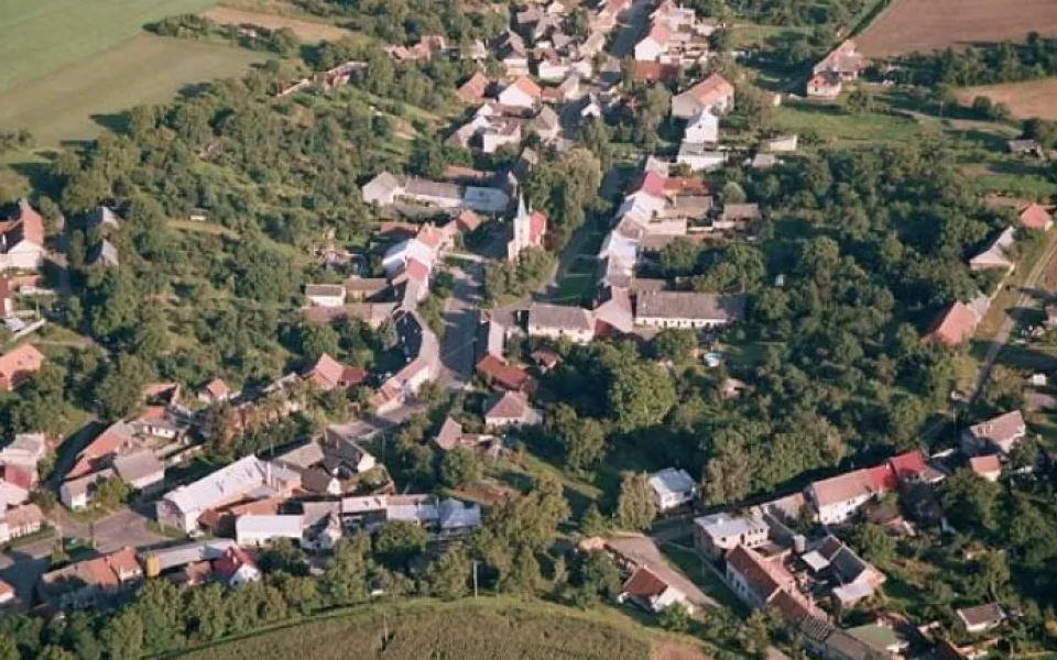 Obyvatelé Hrušky v referendu odmítli demolici sto let staré budovy zdejší školy