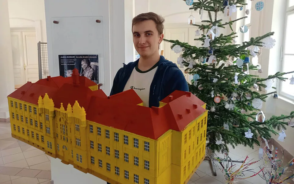 Tomáš Komárek vytvořil se spolužákem Tadeášem Fryčákem detailní zmenšeninu litovelského gymnázia