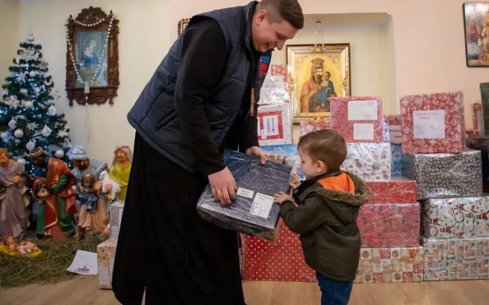 Děti na Ukrajině dostaly dárky z arcidiecézní charity. Předávání komplikovaly i výpadky elektřiny