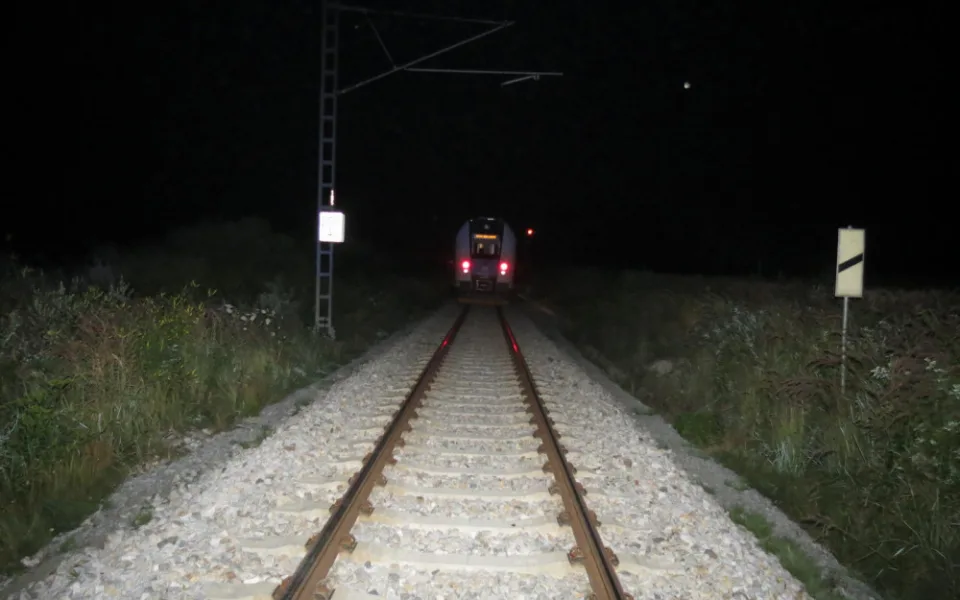Strážníci na poslední chvíli zachránili muže, který chtěl v Černovíře skočit pod vlak. Zastavili provoz