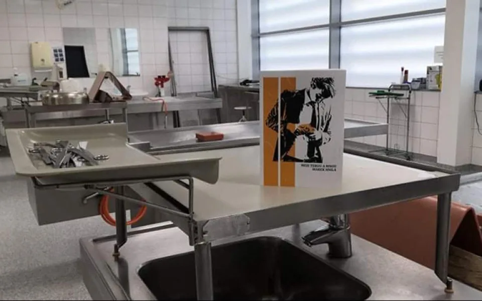 Kniha přináší příběh studenta, který se rozhodne změnit životní dráhu a věnovat se práci fotografa v ústavu soudního lékařství