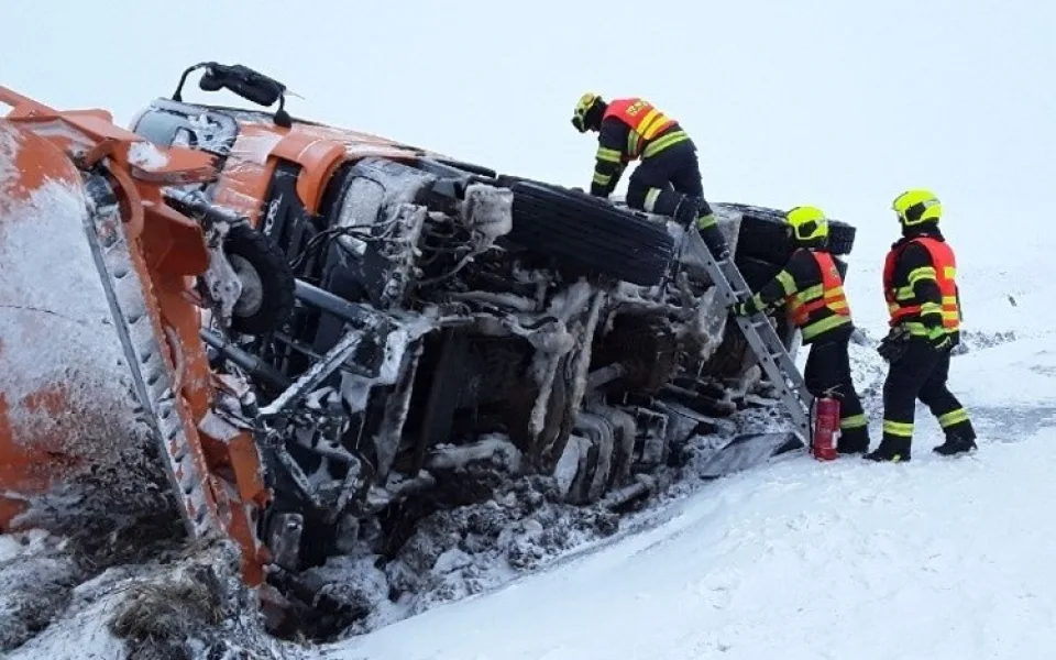 Silnice v Olomouckém kraji pokryla vrstva sněhu. U Huzové se převrátil sypač