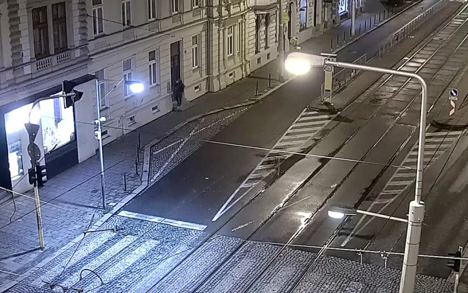 Spícího muže obral v centru Olomouce o mobil. Policie žádá veřejnost o pomoc