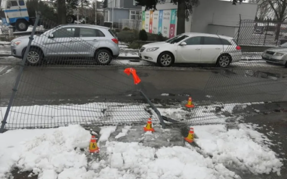 Namol opilý šedesátiletý řidič projel v Prostějově plotem a naboural stojící auto. Měl 3,5 promile