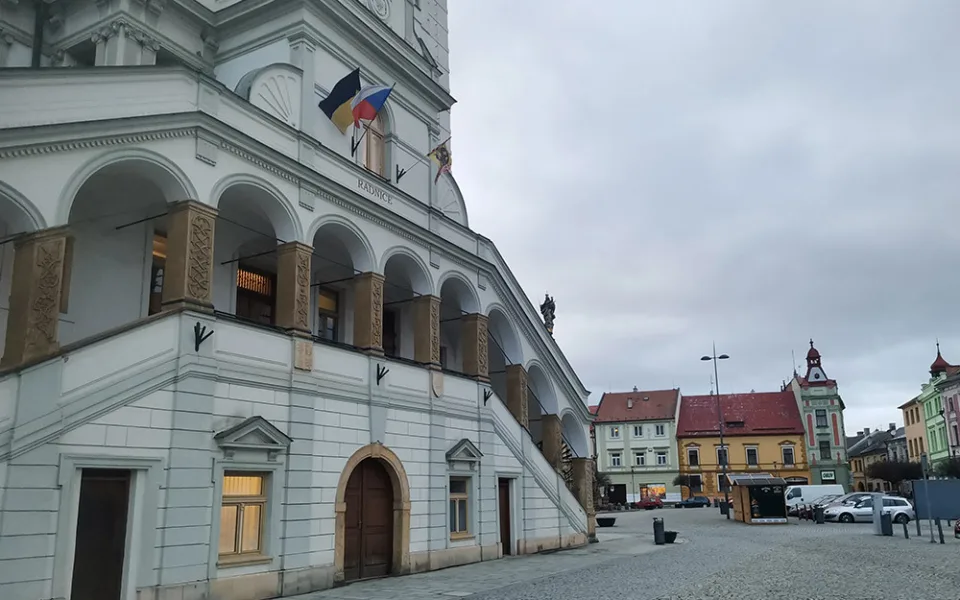 Vlajky na budově radnice v Uničově