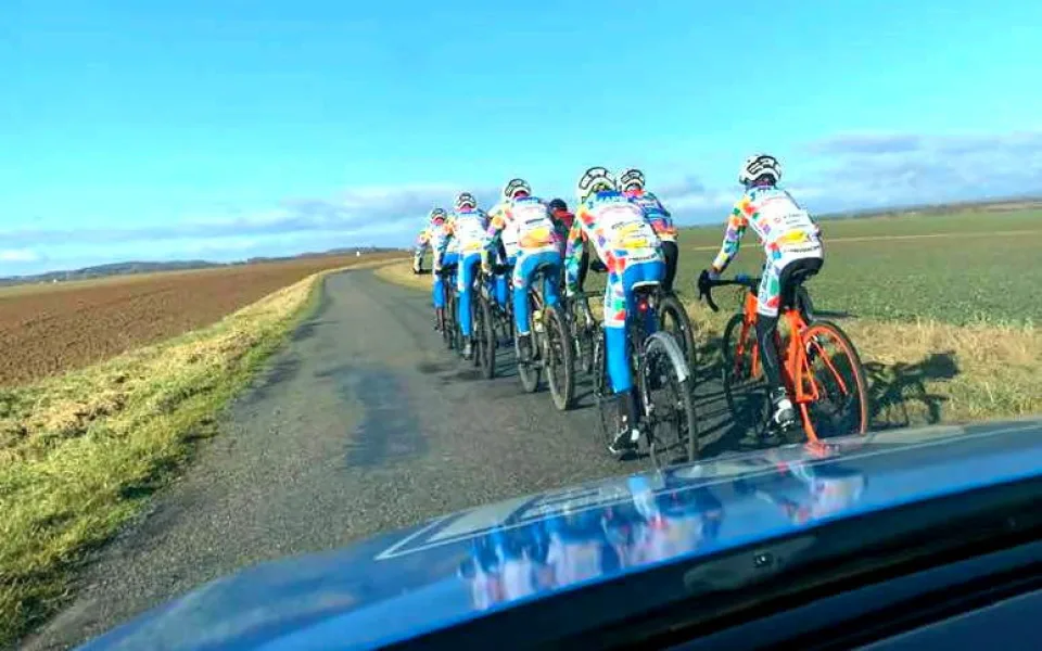 I v zimě a mrazech vyráží Mapei Merida Kaňkosvký na tréninkovou dávku, kterou z auta šéfuje trenér Jiří Kaňkovský.