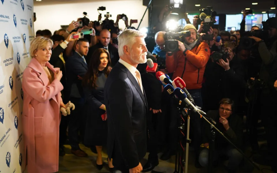 Začalo sčítání hlasů. Pavel dorazil do štábu za obrovského zájmu médií