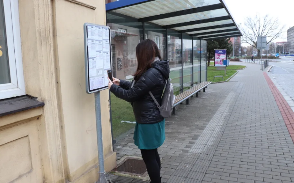 Seniory QR kódy na zastávkách neoslovily. Přerov plánuje digitální tabule