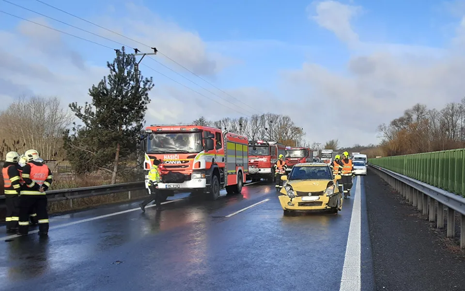 Dopravní nehody zastavily provoz na dálnici D35 u Litovle