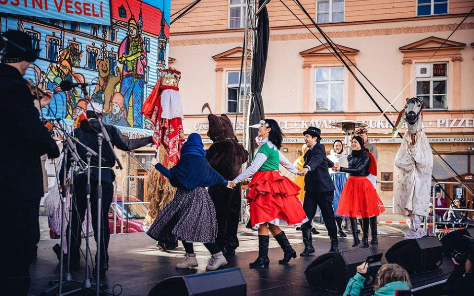 Rej masek, muzika a zabijačka. V Olomouci i Prostějově se chystá masopustní veselí