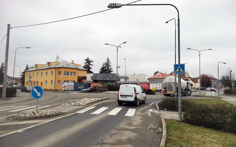 Kruhový objezd na příjezdu do Litovle od Olomouce