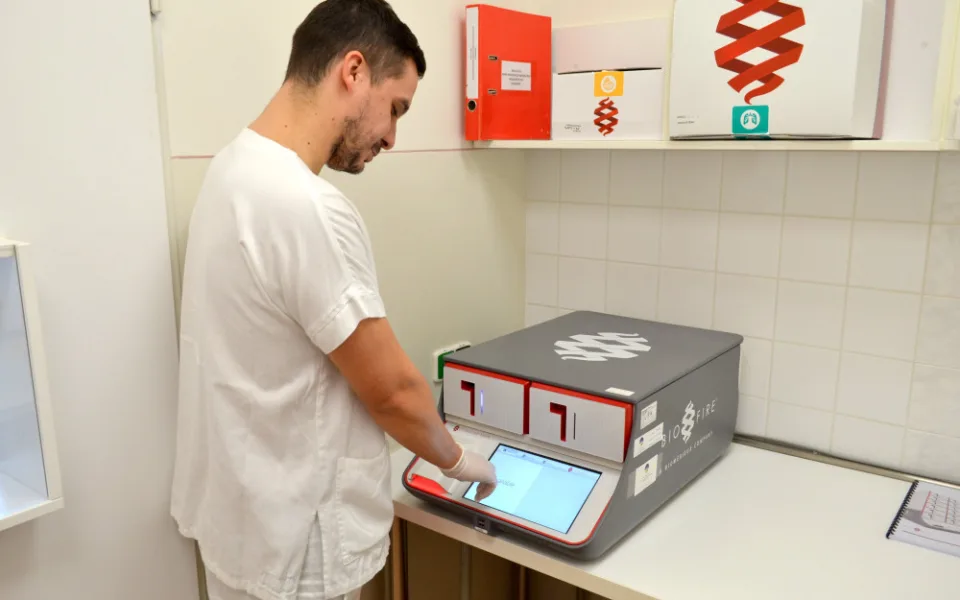 Laboratoř lékařské mikrobiologie v Nemocnici AGEL Prostějov získala významnou přístrojovou posilu v podobě unikátního automatického analyzátoru BioFire FilmArray