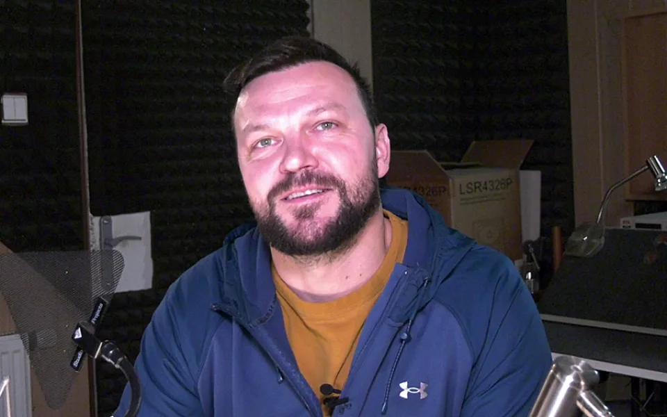 Tomáš Ujfaluši v dabingovém studiu