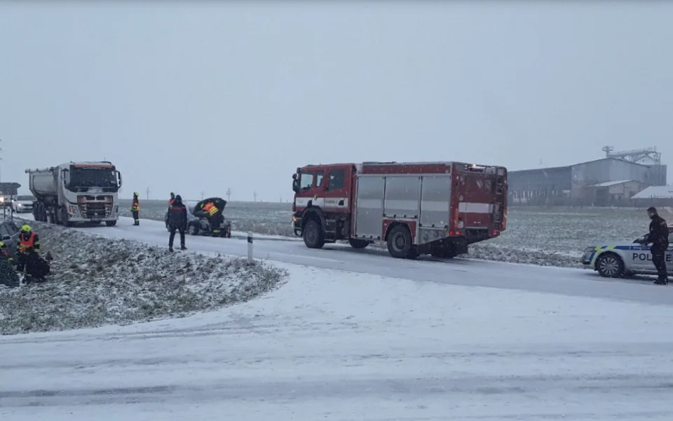 Husté sněžení komplikuje dopravu. Nehoda zavřela silnici u Olomouce