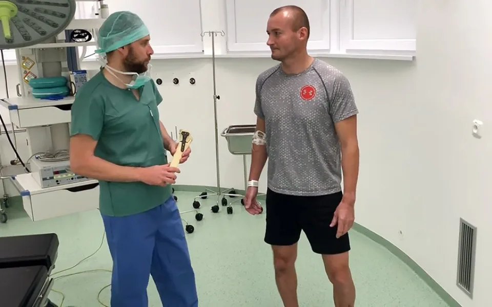 Ortoped specialista Jiří Lošťák při konzultaci s pacientem před podstoupením osteotomie