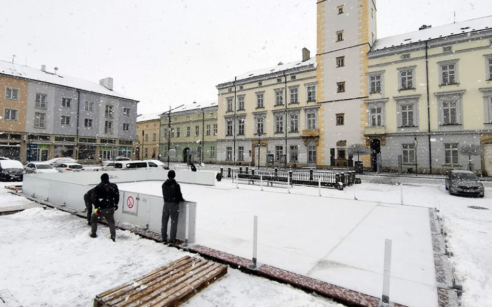Instalace kluziště se syntetickým ledem na náměstí Přemysla Otakara v Litovli