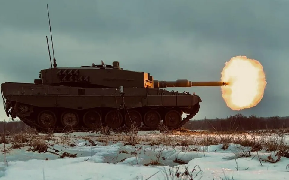 Leopard pálí na Libavé. Armáda zveřejnila klip z výcviku s německým tankem