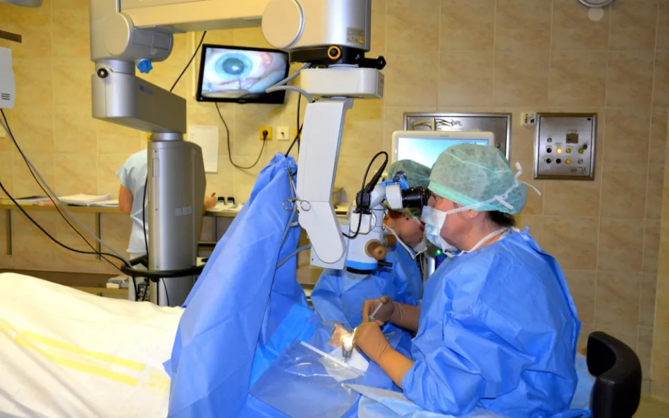 V přerovské nemocnici zbaví šedého zákalu během desetiminutové operace
