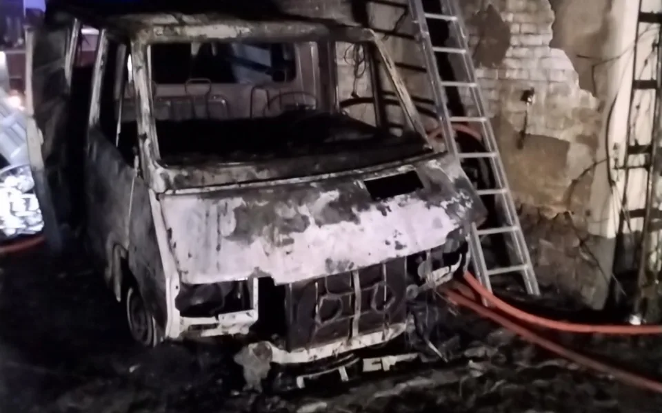 Mezi domy v Ústíně hořela dodávka. Hasiči zasahovali i s výškovou technikou