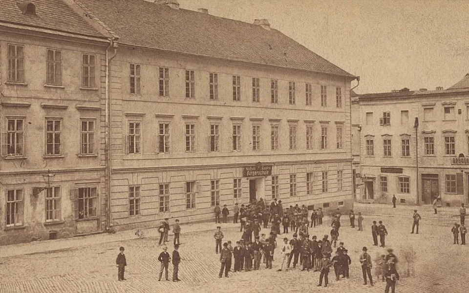 Chlapecká měšťanská škola na Mořickém nám. Foto S. Wasservogel, 1870-1900. (SOkA)
